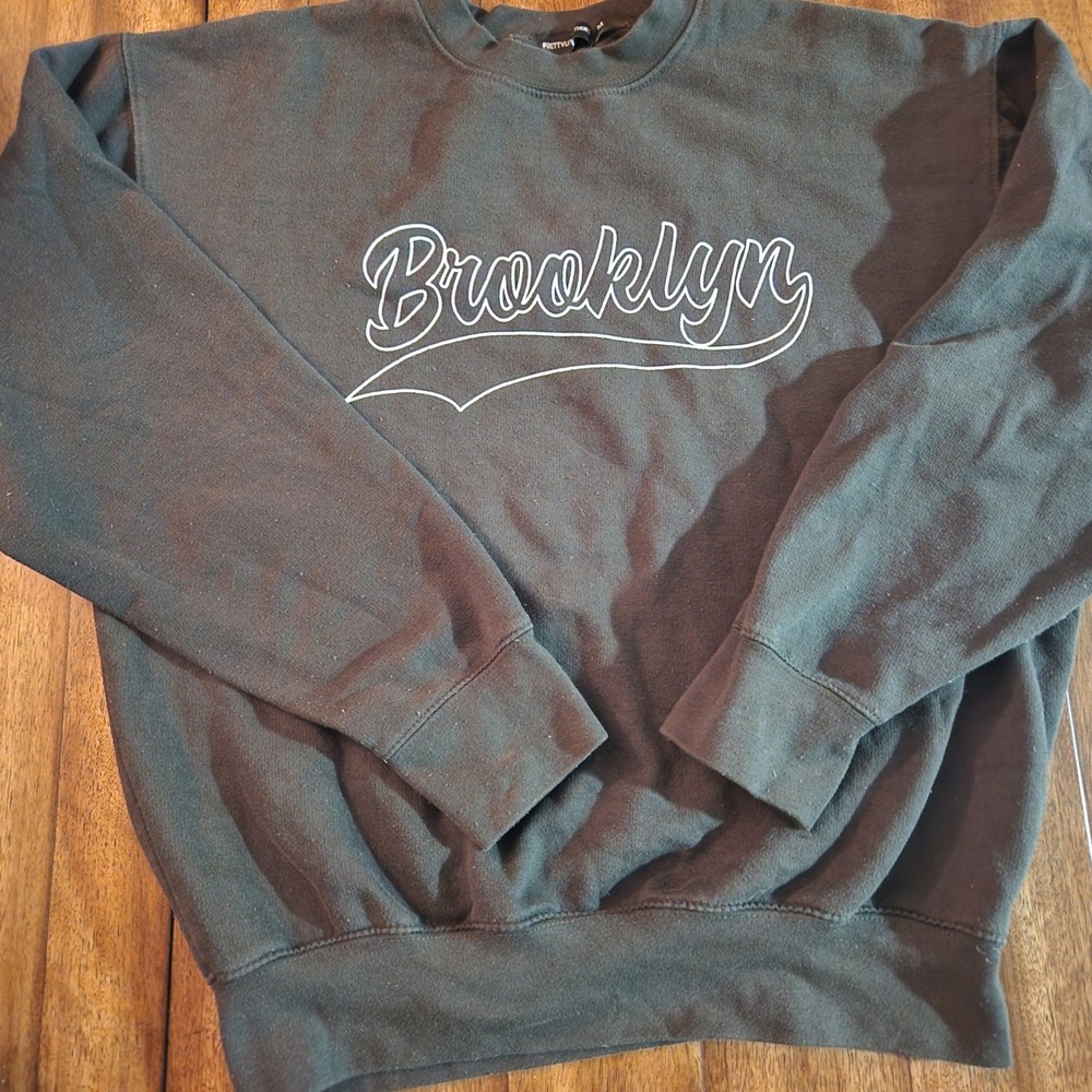 PRETTYLITTLETHING Brooklyn Graphic Sweatshirt Olive Green Size M